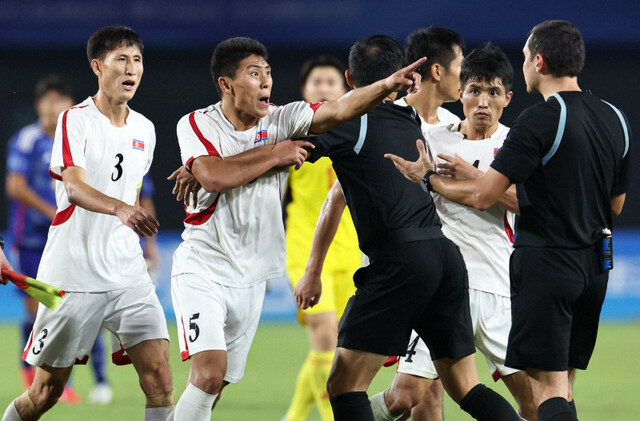 北朝鮮選手が試合終了後、審判に詰め寄る　アジア大会サッカー