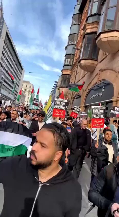 Ramón Rouco ®️ @Ramon_Rouco_ Birmingham Reino Unido, los musulmanes celebran la masacre de civiles, mujeres y niños llevada a cabo en Israel por los Palestinos de Hamás.