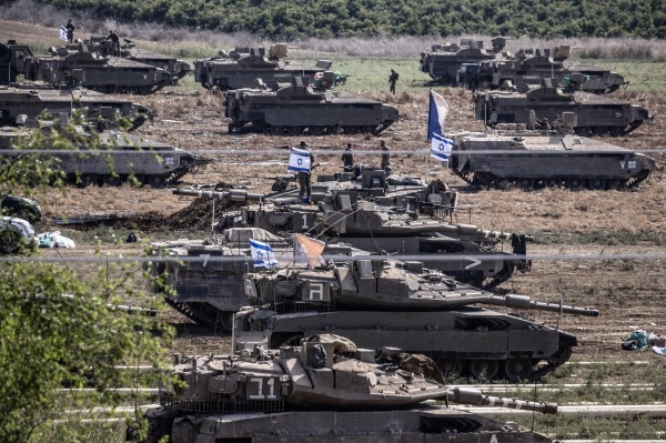 パレスチナ自治区ガザ近郊のイスラエル南部アシュケロンに配置されたイスラエル軍の戦闘車両＝１４日（ゲッティ＝共同）