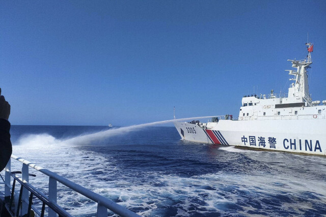 中国艦船、「音響兵器」で比側を妨害　米比軍首脳が対応協議