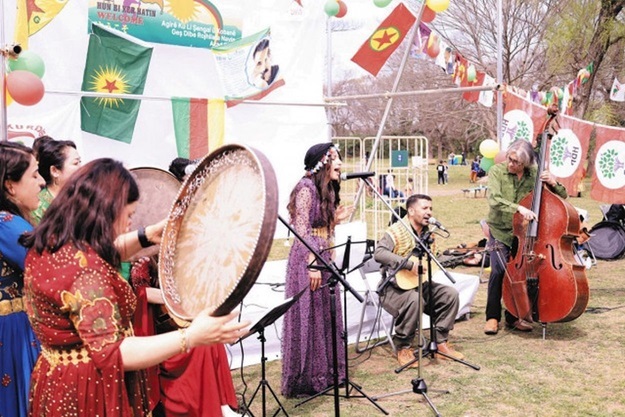 20240125クルド人が楽器演奏禁止の公園でテロ賛美の音楽や踊り祭り→埼玉県公園緑地協会は「楽器演奏の禁止」を条件に許可→クルド人支援団体「音楽と踊りは一体だ」と反発！日本国民【ゲリラ≒野蛮なテロ集団「PKK」が