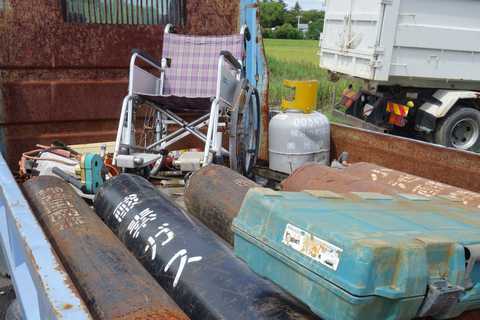 解体資材置き場脇の歩道に放置されたトラック。荷台は廃棄物が積んだままだった＝８月、埼玉県越谷市