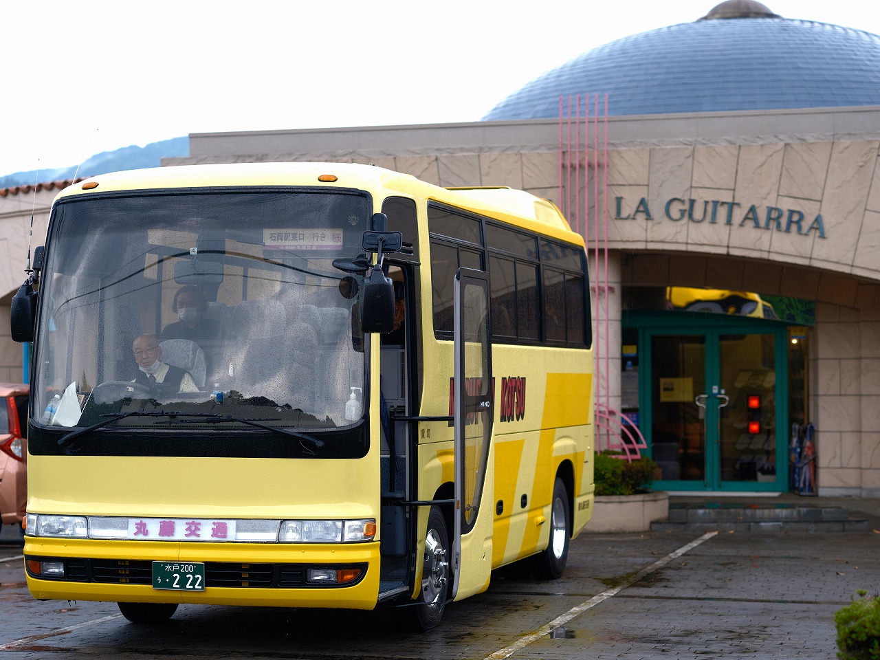 小型なのに大きい丸藤交通さんの黄色いバス