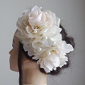 和装髪飾り・ベージュローズの花びらとパールビーズで優雅な輝き