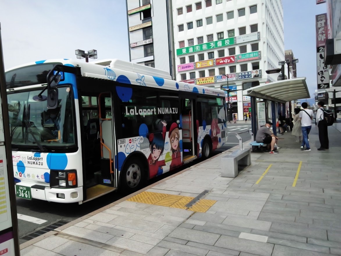 沼津駅前のラッピングバス (1)