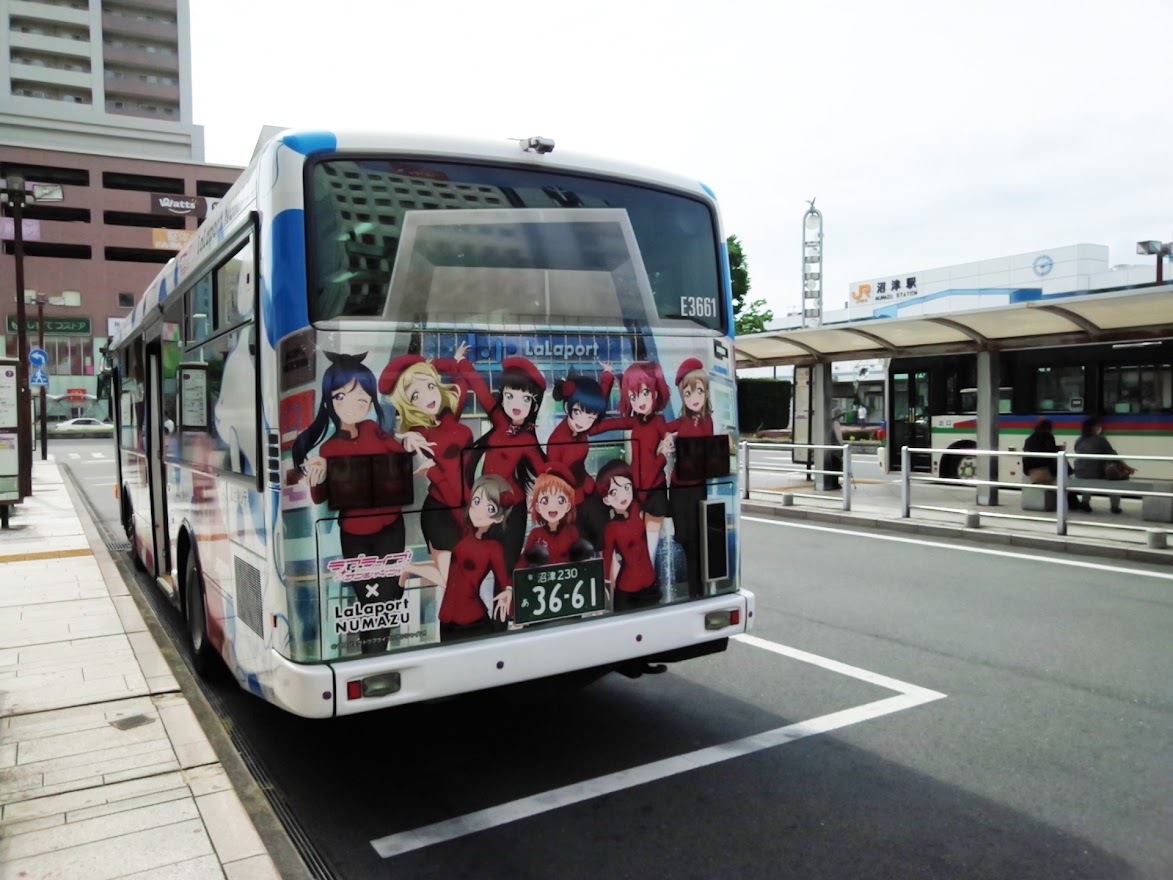 沼津駅前のラッピングバス (3)