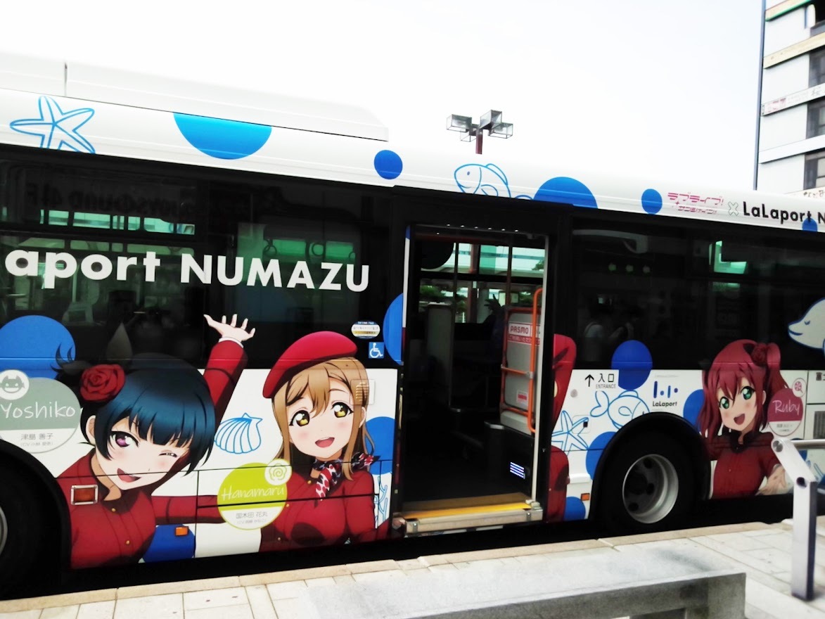 沼津駅前のラッピングバス (4)