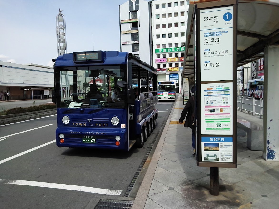 沼津駅前のラッピングバス (6)