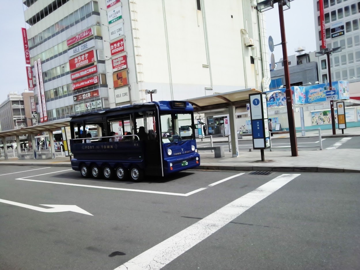 沼津駅前のラッピングバス (7)