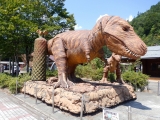 JR九頭竜湖駅　動く恐竜の像　別角度