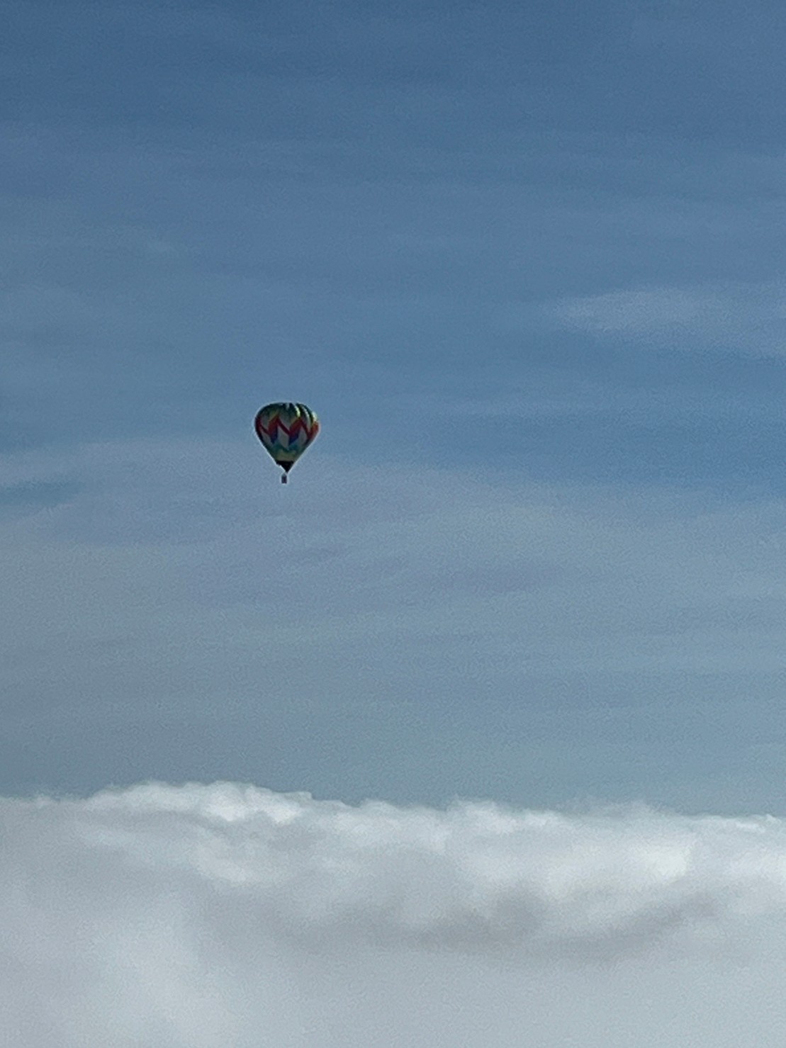 気球雲海のうえを飛ぶ