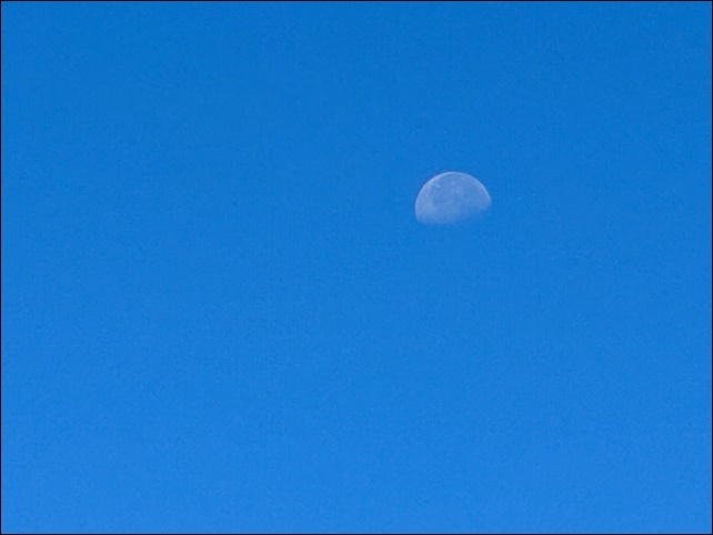 空にお月さま