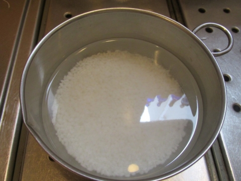 米を水に浸す１