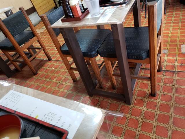 20230501_132036_R テーブルの脚がスクエアになってるので椅子の脚がひっかかって座りにくい