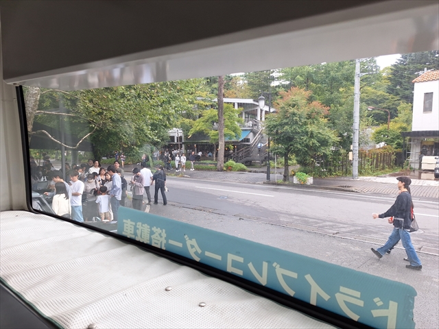 20231001_120053_R 軽井沢駅に向かうバスは激混み。途中乗車できない勢い