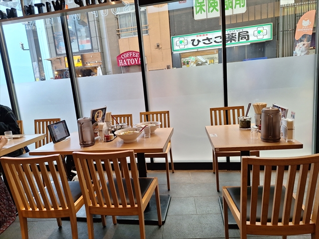 20231011_115408_R テーブル席は白人グループでいっぱい、日本人はカウンターに少し。お昼時で６割の入りか