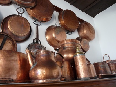 Copper(銅)の画像。銅製の調理器具が並んでいる