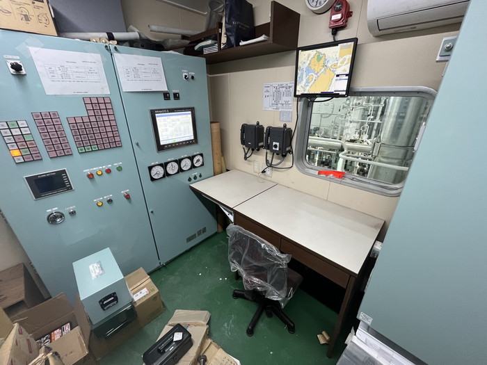 阪神内燃機工業HANASYS5を装備。モニタを確認しながら日誌記入をしやすいレイアウト