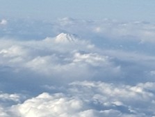 雲海の中に富士山
