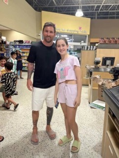 Lionel Messi is really out here shopping at a Publix 2