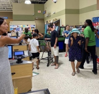 Lionel Messi is really out here shopping at a Publix 5