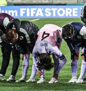 Japans player(Kumagai) always bow to the fans at this Womens World Cup