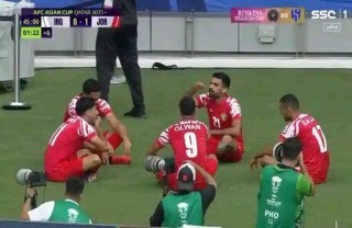 Jordanian players celebrate by eating mansaf in response to the chants of the Iraqi fans