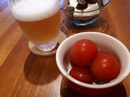 【写真】君津とまとガーデンのミニトマトと晩酌ビール