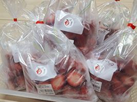 【写真】JA味楽囲さだもと店で販売する凍りいちご