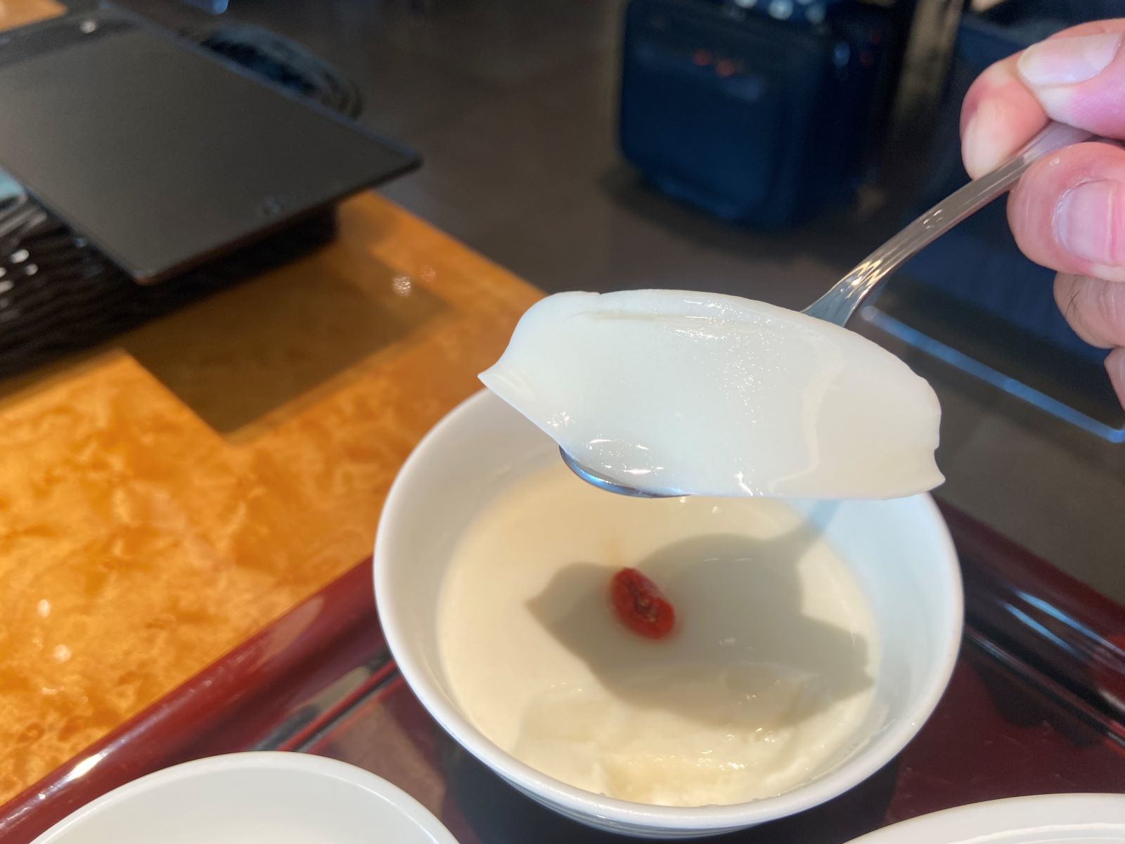 彩鳳 羽田空港第1ビル　担々麺セット　杏仁豆腐　いただきます