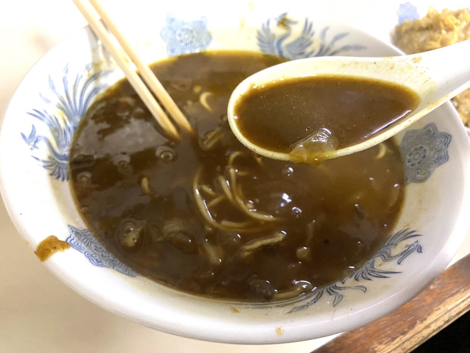 生野飯店　カレーラーメン　混ざったスープ