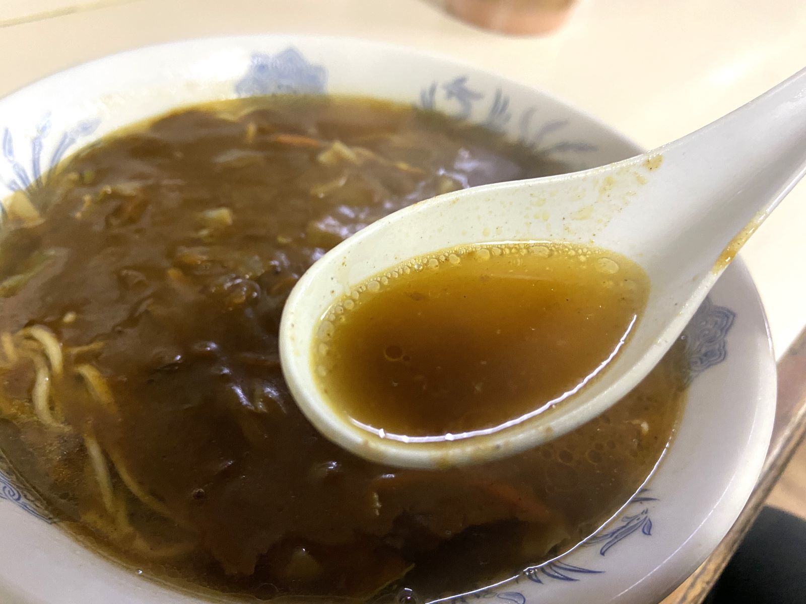 生野飯店　カレーラーメン　スープ