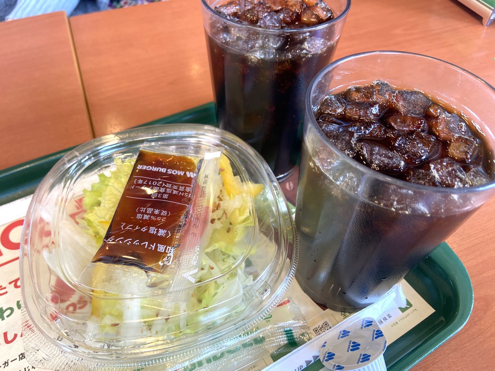 モスバーガー　三田ウッディータウン店　セットのドリンクとサラダ