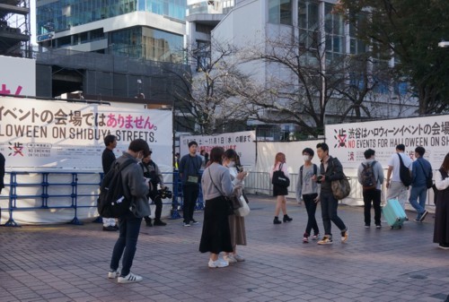 ２．渋谷スクランブル交差点：ハチ公広場ハロイン禁止-03D 2310qt