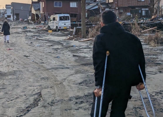 【感動】炎上したれいわの山本太郎、骨折した状態で被災地に向かっていた・・・松葉杖姿で壊れた家屋と一緒に写真を撮ってSNSにアップ